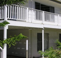 Wonky Pine Beach House NARRWALLEE- 4 bedroom - Accommodation Mount Tamborine