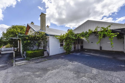 Wyatt Guest House - Accommodation Mount Tamborine 1