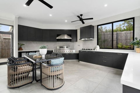 5 Ensuite Luxury Holiday House Balwyn North - Accommodation Mount Tamborine 4