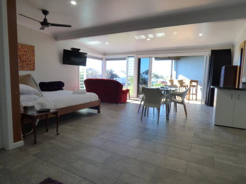 ArtHOUSE Beachfront Accommodation - Accommodation Mount Tamborine 4