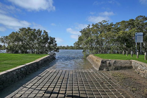 Absolute Waterfront - Accommodation Mount Tamborine 15