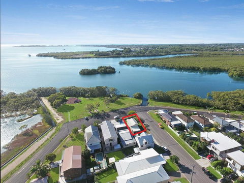 Absolute Waterfront - Accommodation Mount Tamborine 12