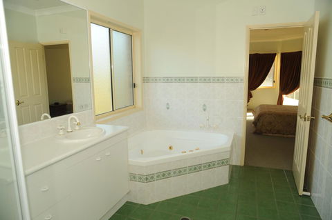 Waterfront At White Patch - Accommodation Mount Tamborine 17