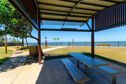 Spacious Unit With Views Of Pumicestone - Wattle Ave, Bongaree - Accommodation Mount Tamborine 18