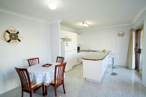 Spacious Unit With Views Of Pumicestone - Wattle Ave, Bongaree - Accommodation Mount Tamborine 3