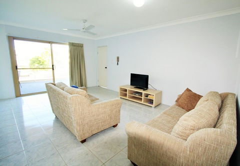 Spacious Unit With Views Of Pumicestone - Wattle Ave, Bongaree - Accommodation Mount Tamborine 6