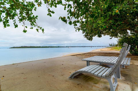 Spacious Unit With Views Of Pumicestone - Wattle Ave, Bongaree - Accommodation Mount Tamborine 4