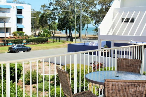 Spacious Unit With Views Of Pumicestone - Wattle Ave, Bongaree - Accommodation Mount Tamborine 9