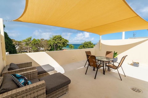 Waterfront Views From Private Rooftop Balcony - Bayview South Esp, Bongaree - Accommodation Mount Tamborine 12