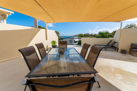 Waterfront Views From Private Rooftop Balcony - Bayview South Esp, Bongaree - Accommodation Mount Tamborine 9