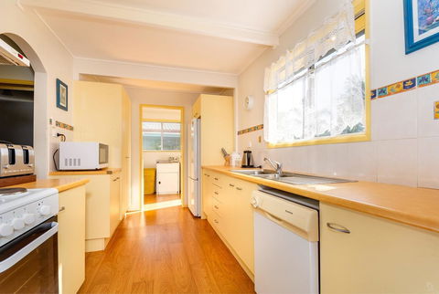 Pet Friendly Cottage In The Heart Of Bribie - Wirraway St, Bongaree - Accommodation Mount Tamborine 7