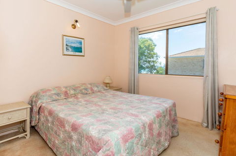 Water Views - Top Floor -Clearview Apartments South Esp, Bongaree - Accommodation Mount Tamborine 3
