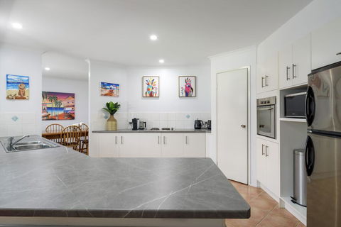 13 Orania Court, Rainbow Shores - Pool, Sleeps 8, Air Conditioning, Fire Pit - Accommodation Mount Tamborine 3