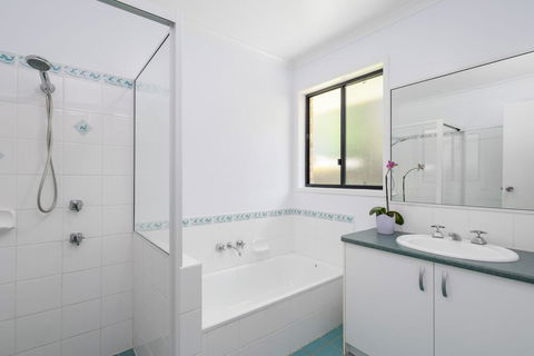 13 Orania Court, Rainbow Shores - Pool, Sleeps 8, Air Conditioning, Fire Pit - Accommodation Mount Tamborine 1