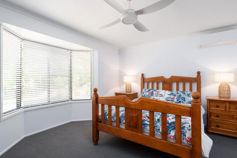 13 Orania Court, Rainbow Shores - Pool, Sleeps 8, Air Conditioning, Fire Pit - Accommodation Mount Tamborine 2