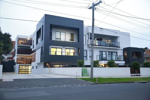 136, Light-filled Homely Box Hill Apt, 2Bed2BathFreeParking - Accommodation Mount Tamborine 0