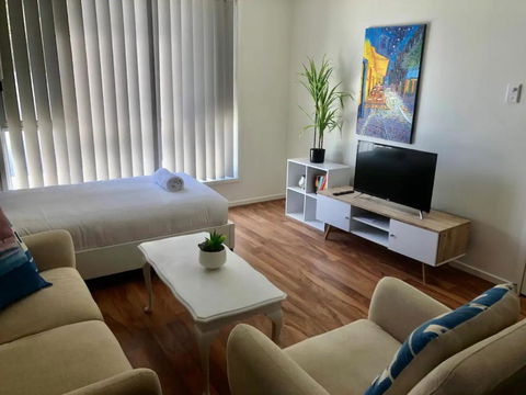 Bright 1 Bedroom Apartment 5km To Surfers Paradise - Accommodation Mount Tamborine 0