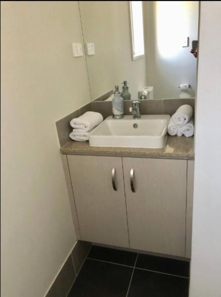 Bright 1 Bedroom Apartment 5km To Surfers Paradise - Accommodation Mount Tamborine 2