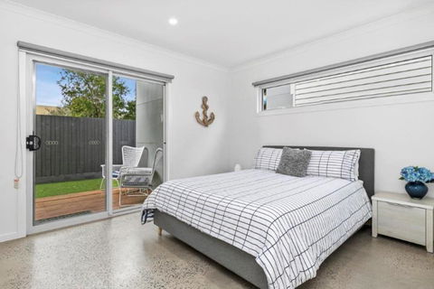 CASA EMEC- PETS WELCOME Luxury, Aircon, Walk To The Shops And Beach! Outdoor Shower And Garage Parking - Accommodation Mount Tamborine 3