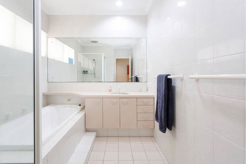 City Beach Coastal Family Home With Pool & Sauna - Accommodation Mount Tamborine 4