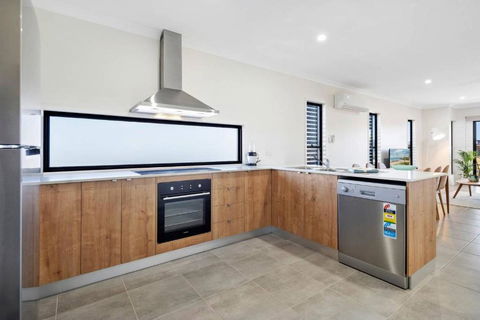 DAYDREAMING Airlie Beach, Water Views & Only 200m To Boardwalk. - Accommodation Mount Tamborine 4