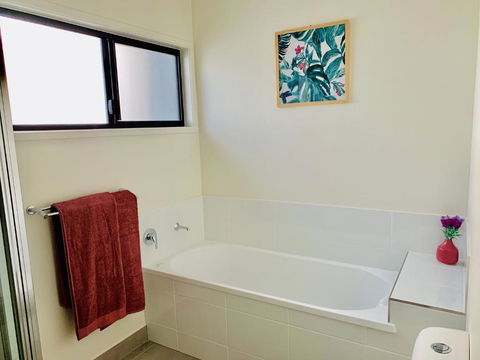 DAYDREAMING Airlie Beach, Water Views & Only 200m To Boardwalk. - Accommodation Mount Tamborine 3