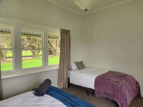 Deepfields Romsey Cottages - Accommodation Mount Tamborine 2