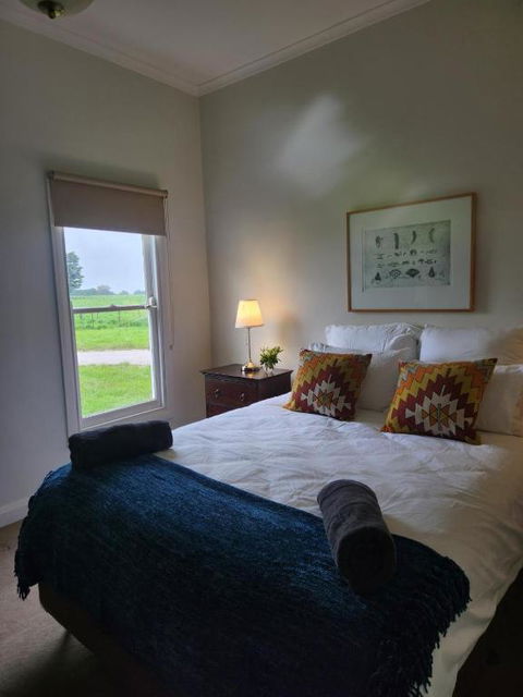 Deepfields Romsey Cottages - Accommodation Mount Tamborine 3