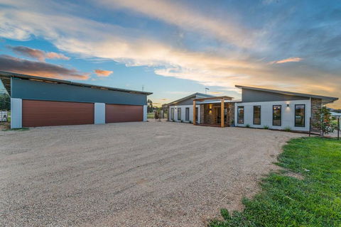 3 WISE MONKEYS, MANSFIELD - Accommodation Mount Tamborine 2