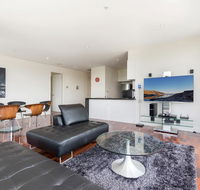 3-Bed Apartment with Parking Near Parks and Dining - Accommodation Mount Tamborine