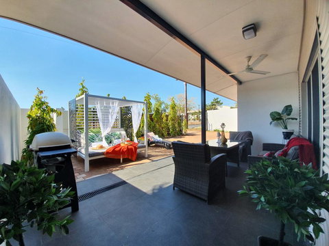 4 BEDROOM GARDENS ESCAPE - CHAMPAGNE STAYS Darwin - Accommodation Mount Tamborine 3