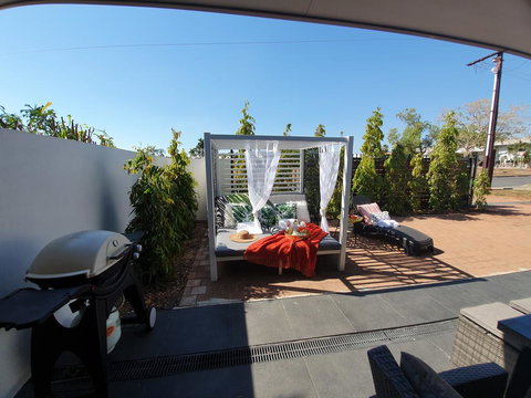 4 BEDROOM GARDENS ESCAPE - CHAMPAGNE STAYS Darwin - Accommodation Mount Tamborine 2