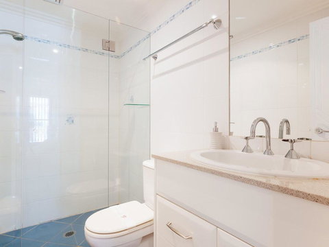 5 'The Outlook', 4 Ocean Parade - Overlooking Boat Harbour Beach And Ducted Air Conditioning - Accommodation Mount Tamborine 2