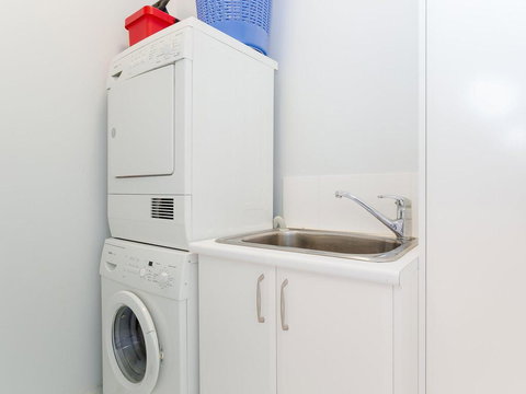 5 'The Outlook', 4 Ocean Parade - Overlooking Boat Harbour Beach And Ducted Air Conditioning - Accommodation Mount Tamborine 1