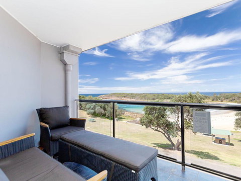 5 'The Outlook', 4 Ocean Parade - Overlooking Boat Harbour Beach And Ducted Air Conditioning - Accommodation Mount Tamborine 0