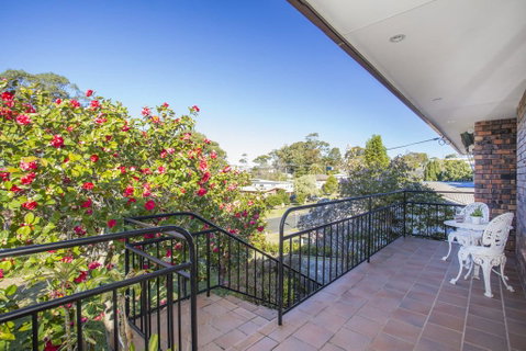 57 Carroll Ave Mollymook Beach - Relaxed Homely Retreat - Accommodation Mount Tamborine 0