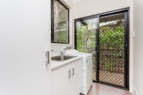 8 Ibis Court - Rainbow Shores, Swimming Pool, Walk To Beach, Executive Beach House - Accommodation Mount Tamborine 2