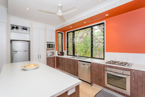 8 Ibis Court - Rainbow Shores, Swimming Pool, Walk To Beach, Executive Beach House - Accommodation Mount Tamborine 3