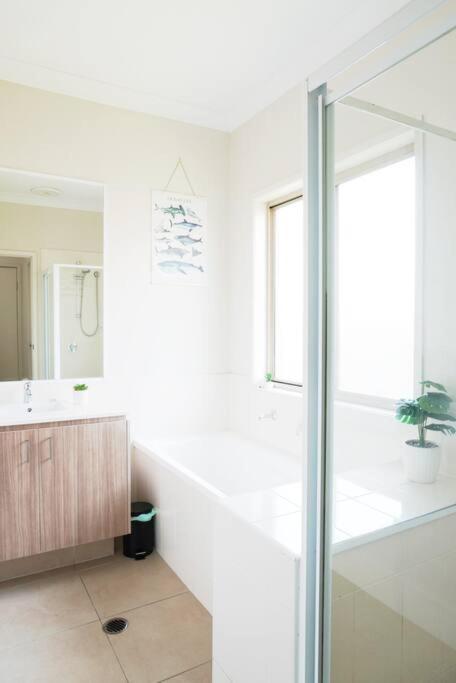 Entire House In Pimpama - Accommodation Mount Tamborine 4