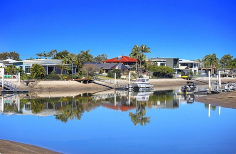 Fabulous Canal-front Unit In Mooloolaba - Accommodation Mount Tamborine 1