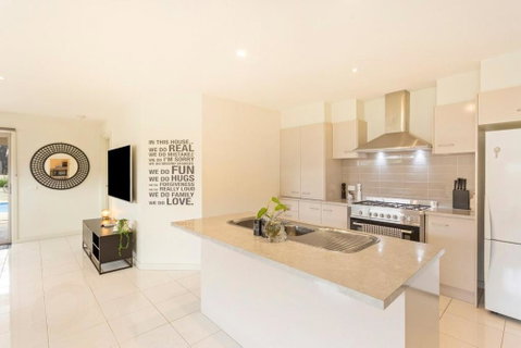 Family W Large Pool & Game Garage Wlk To Beach - Accommodation Mount Tamborine 4