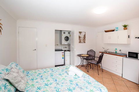 GORGEOUS STUDIO + 100M TO BEACH + POOL - Accommodation Mount Tamborine 4