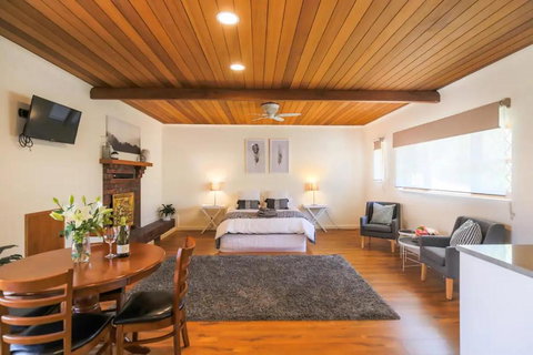 Hahndorf Lodge Pioneer Suite - Main Street Hahndorf On Site Secure Parking - Accommodation Mount Tamborine 1