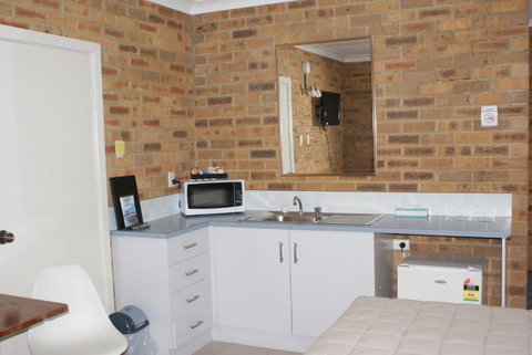 Hawks Nest Motel - Accommodation Mount Tamborine 2