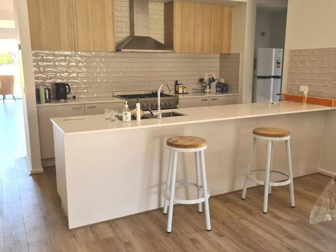 House Near The Lake Hosted By Rani - Accommodation Mount Tamborine 0