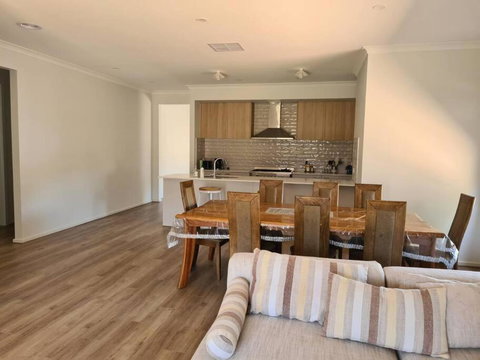 House Near The Lake Hosted By Rani - Accommodation Mount Tamborine 1