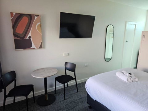 International Hotel Motel - Accommodation Mount Tamborine 1
