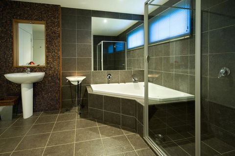Alofi - Accommodation Mount Tamborine 2