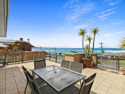 APARTMENT 12 PACIFIC APARTMENTS- Across From The Pier - Accommodation Mount Tamborine 0