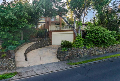 Magnificent Eltham House With Stunning View - Accommodation Mount Tamborine 1